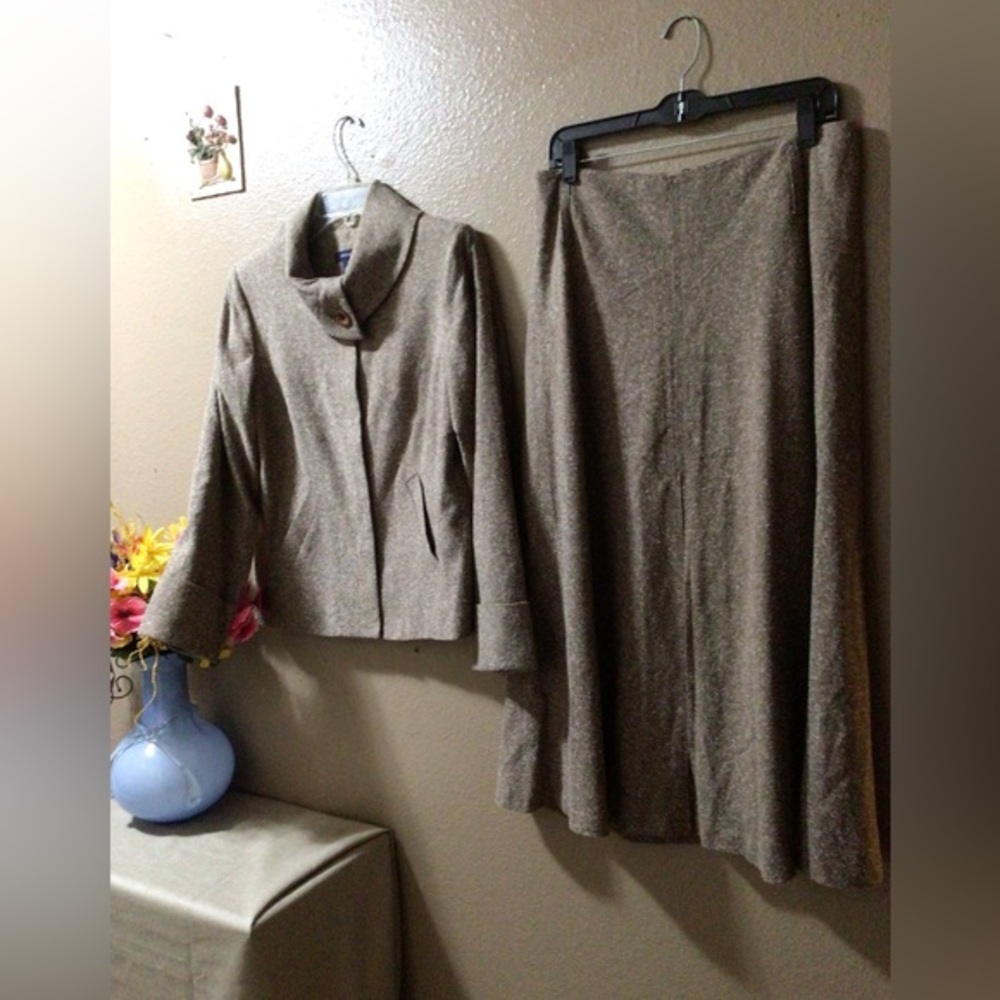 JONES WEAR BROWN SUIT BLAZER AND SKIRT like NEW